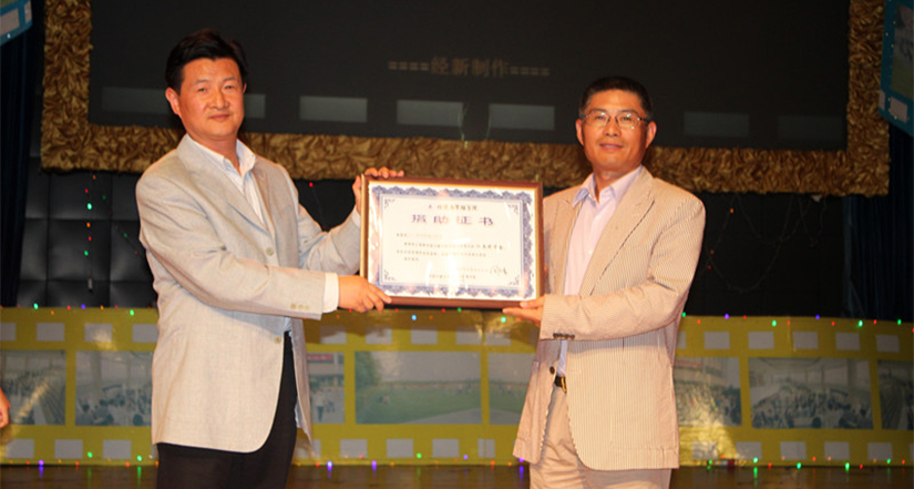 Song Mingshun, the vice president of China Jiliang University, presented a donation certificate for the Jiangnan Scholarship to Mr. Li Jianjun